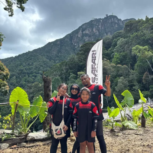 Family photo with the view of Machinchang Forest Cable Car