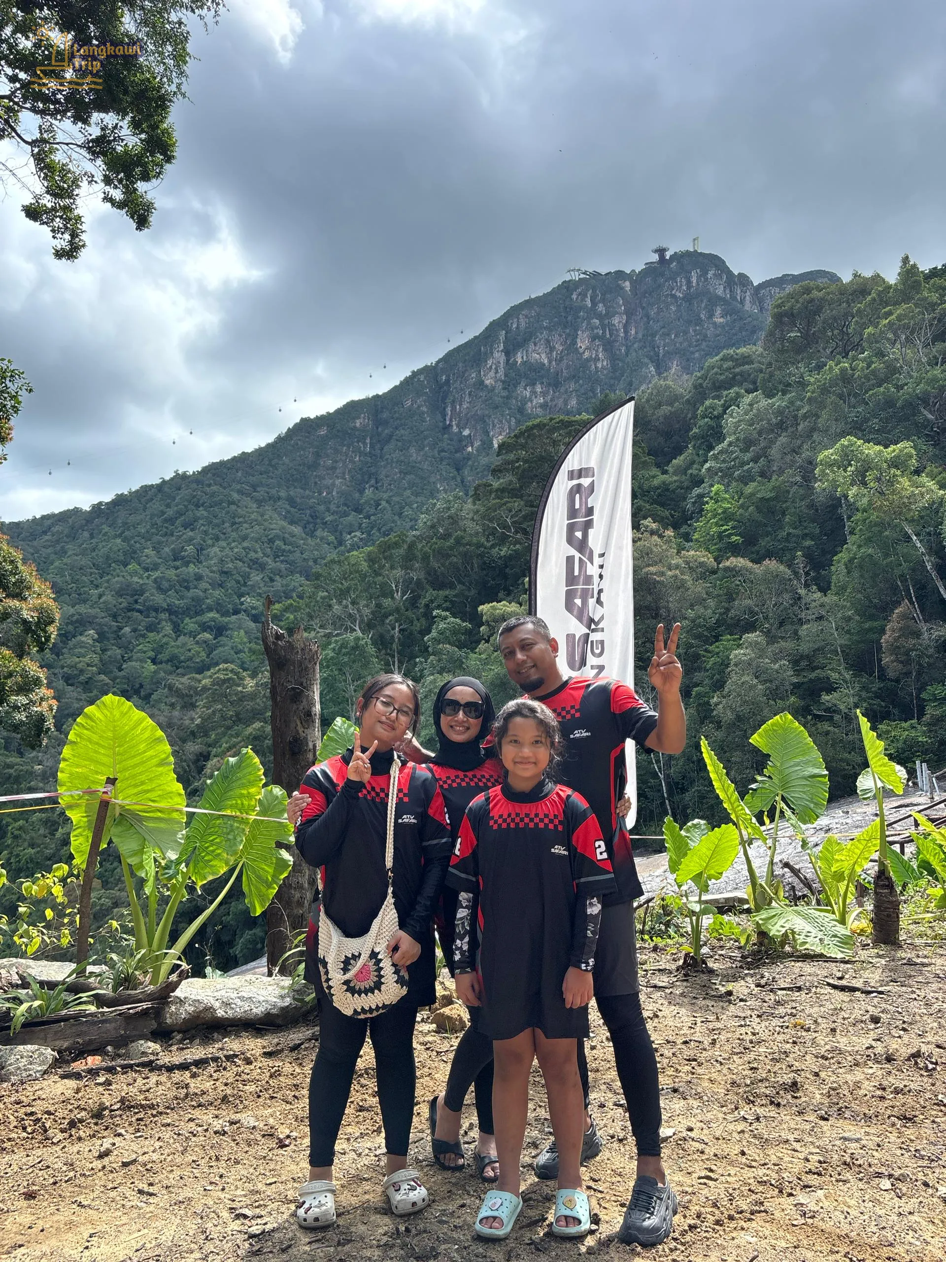 Family photo with the view of Machinchang Forest Cable Car